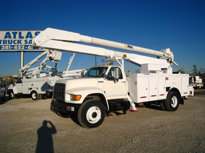 4 hydraulic outriggers on this bucket truck.