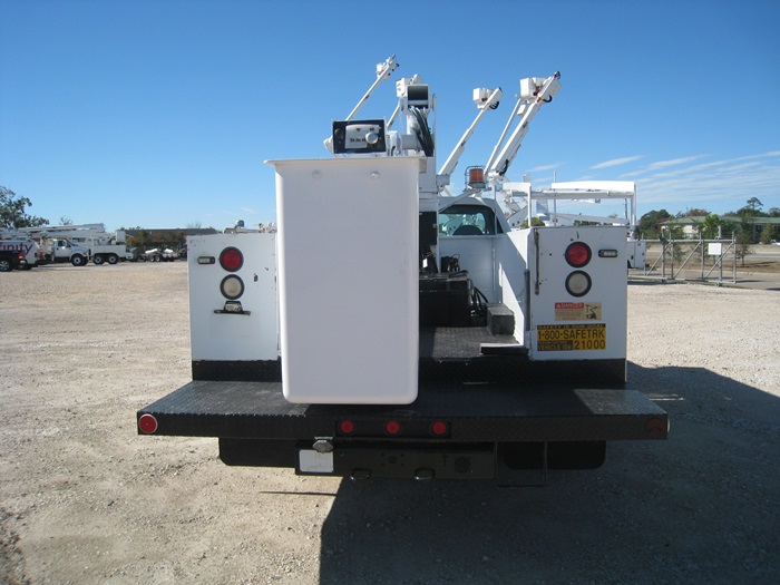 Dual Tires Bucket Truck.