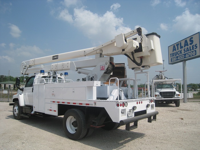 Two Man Bucket on this Bucket Truck.