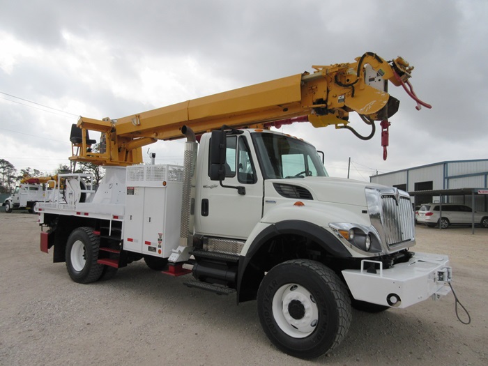 Digger truck with 4 outriggers.