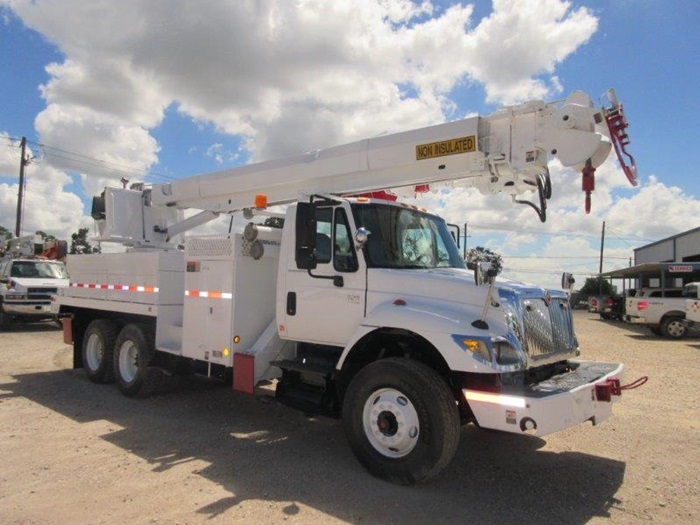 Digger-Truck with pole claws.