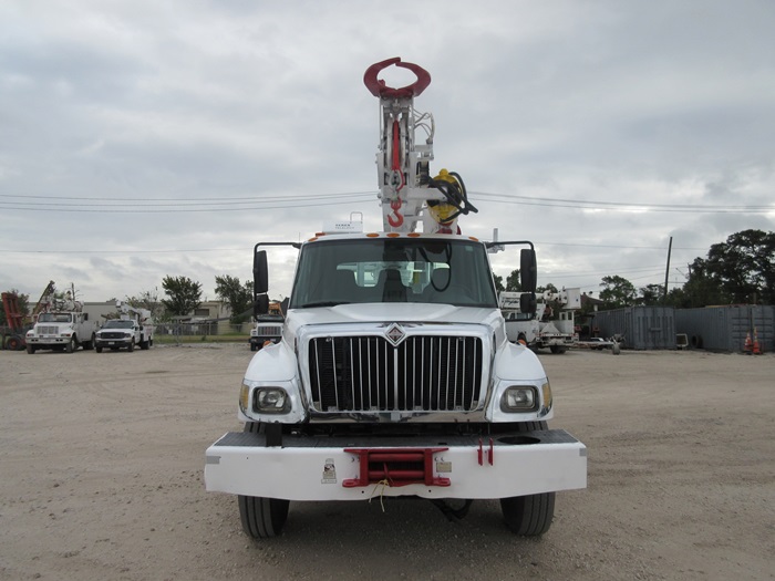 MATERIAL HANDLER DIGGER TRUCK.