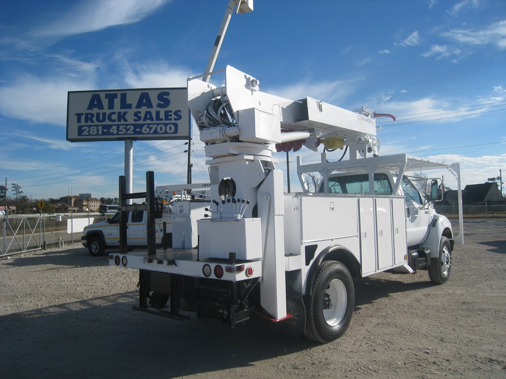 Truck - Digger with tow hooks.