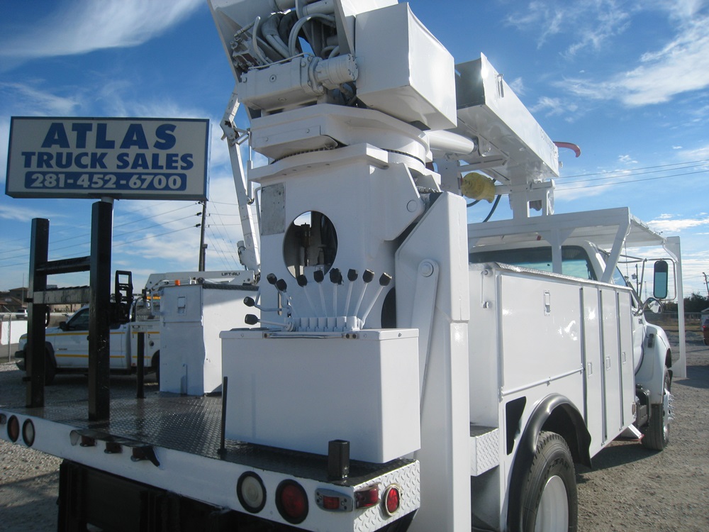 Digger Truck with 4 hydraulic Outriggers.