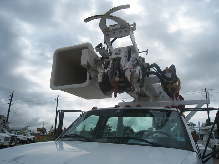 Digger Truck with Pole Claws.