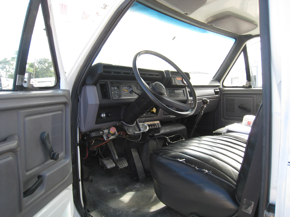 Digger derrick truck with bench seat.